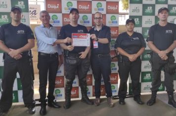 Foto - EXPOSITORES RECEBEM CERTIFICADO DE PARTICIPAÇÃO NA FEIRA NEGÓCIOS DAQUI.