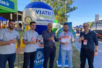 Foto - EXPOSITORES RECEBEM CERTIFICADO DE PARTICIPAÇÃO NA FEIRA NEGÓCIOS DAQUI.