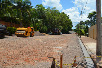 Foto - Obras de asfaltamento - Rua Tapuias e Rua Gaurama