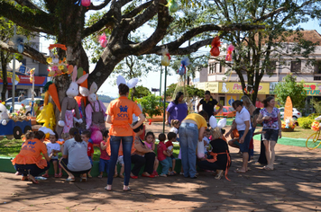 Foto - Páscoa: Visita das crianças à Toca do Coelho na Praça do Índio