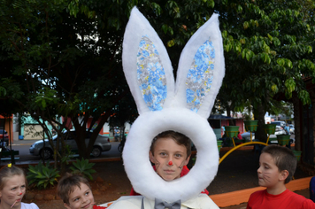 Foto - Páscoa: Visita das crianças à Toca do Coelho na Praça do Índio