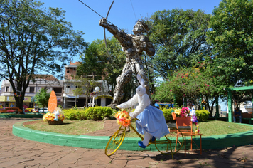 Foto - Páscoa: Visita das crianças à Toca do Coelho na Praça do Índio