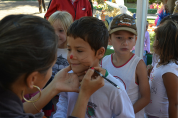 Foto - Páscoa: Visita das crianças à Toca do Coelho na Praça do Índio