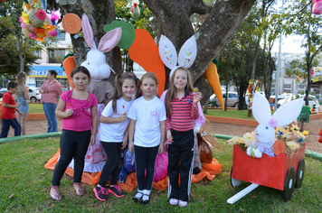 Foto - Páscoa: Visita das crianças à Toca do Coelho na Praça do Índio