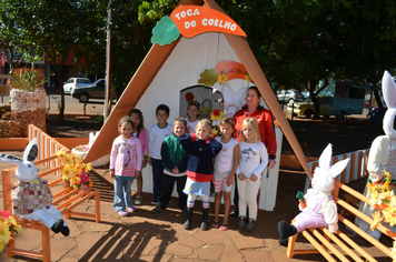 Foto - Páscoa: Visita das crianças à Toca do Coelho na Praça do Índio