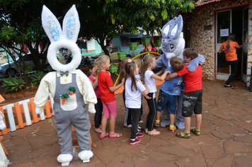 Foto - Páscoa: Visita das crianças à Toca do Coelho na Praça do Índio