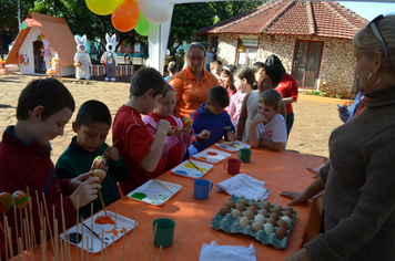 Foto - Páscoa: Visita das crianças à Toca do Coelho na Praça do Índio