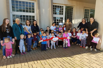 Alunos e professores da EMEI Doce Infância fazem homenagem aos funcionários da Administração