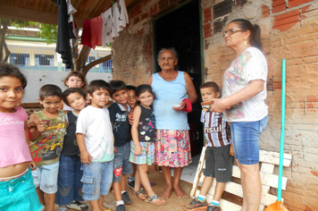 Alunos da EMEF Tenente Portela visitam residências das mulheres do Bairro São Francisco