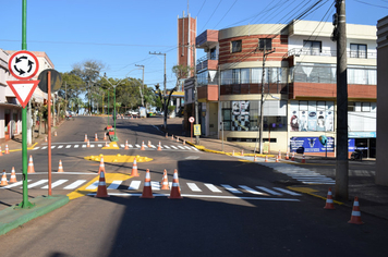 Prefeitura realiza trabalho de revitalização de ruas e da praça de brinquedos
