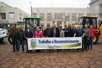 Administração de Tenente Portela entrega quatro novas máquinas e veículos