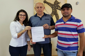 Prefeito recebeu em seu gabinete assessora do Deputado Giovani Cherini