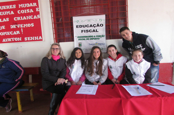 Escola Ayrton Senna realiza a entrega de boletins  e conscientização fiscal municipal