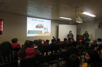 Escola Ayrton Senna  realizou palestra referente a Educação Financeira