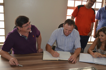 Prefeito Elido transmite o cargo ao vice-prefeito Nelcindo Galli
