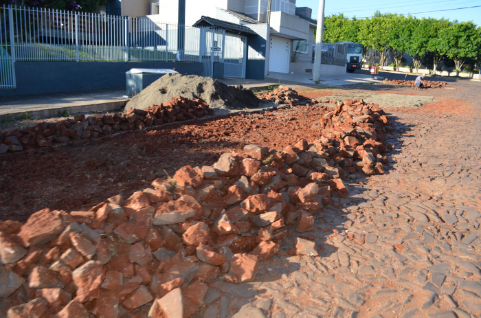 Secretaria de Serviços Urbanos realiza recuperação de calçamentos na cidade