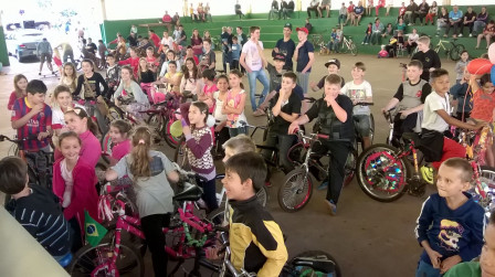 Passeio ciclístico reuniu centenas de crianças no último sábado