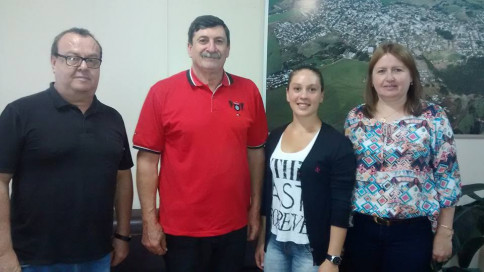 Prefeito Elido Balestrin da posse à professora de Educação Física