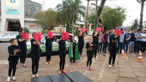  Alunos da Escola Mun. Arcelino S. Bueno participaram das atividades da Semana da Pátria