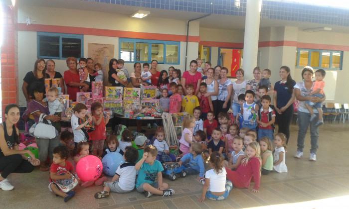 Escola entrega brinquedos a Alunos e Pais, adquiridos com recursos próprios