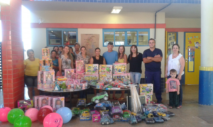 Escola entrega brinquedos a Alunos e Pais, adquiridos com recursos próprios