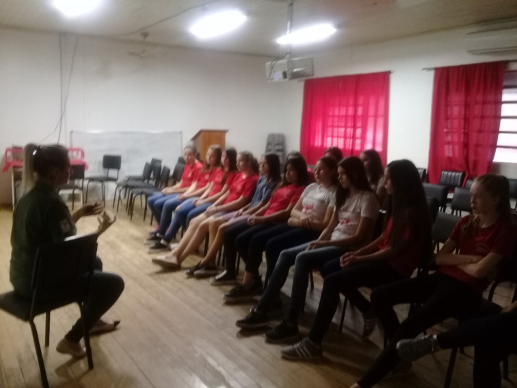 Escola Ayrton Senna desenvolve palestra sobre saúde e sexualidade
