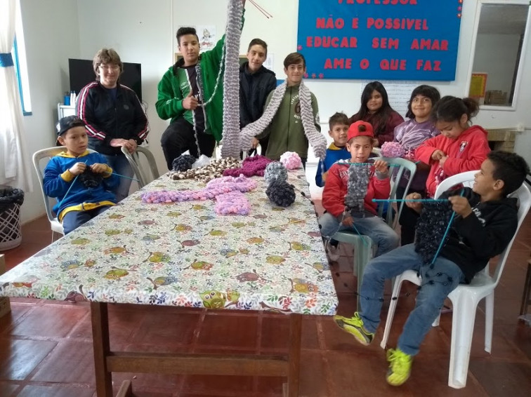Alunos da AABB Comunidade confeccionam mantas