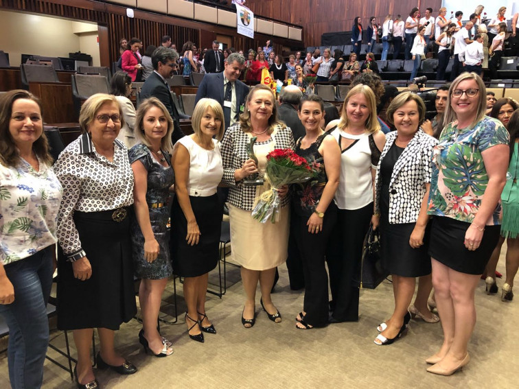 Comitiva da administração Municipal participa do  Prêmio Mulher Cidadã