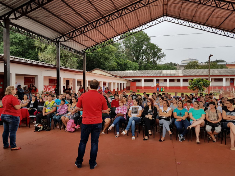 A Escola Ayrton Senna realiza reunião com os pais