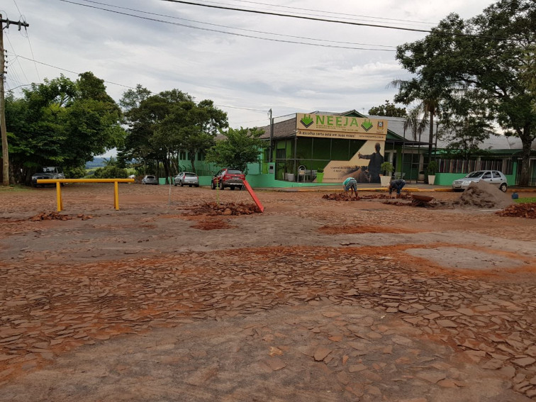 Secretaria de Serviços Urbanas realiza a recuperação  de calçamento em ruas da cidade