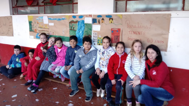 Alunos do 4° Ano 1 da Escola M. Ayrton Senna  promovem homenagem ao aniversário do município