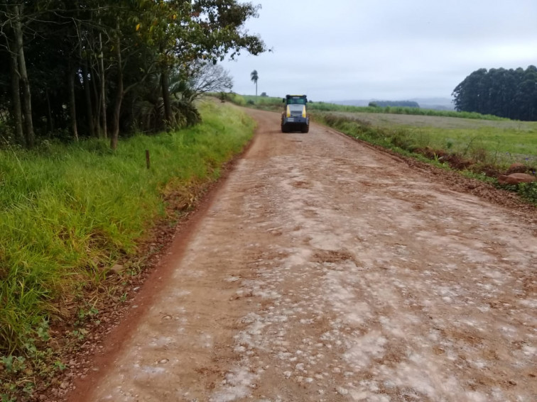 Prefeitura faz manutenção em estradas rurais no distrito de São Pedro
