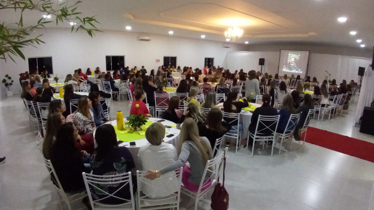   Emei Descobrindo o Saber Presenteia As suas Mamães com evento Marcante
