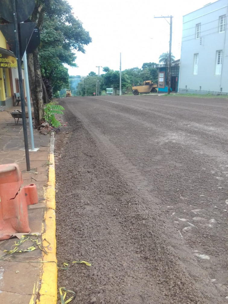 Rua Romário Rosa Lopes recebe camada asfáltica