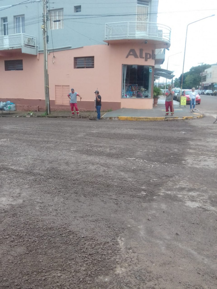 Rua Romário Rosa Lopes recebe camada asfáltica