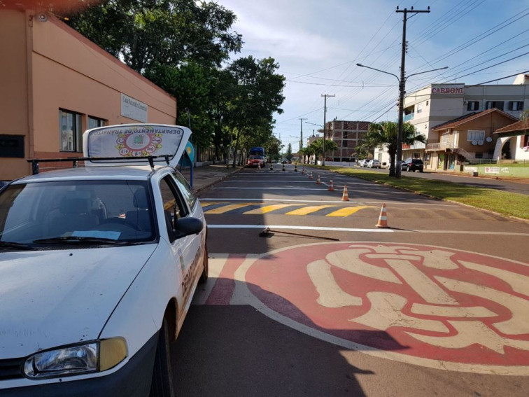 Departamento de Trânsito inicia pintura de faixa de pedestres em frente às escolas