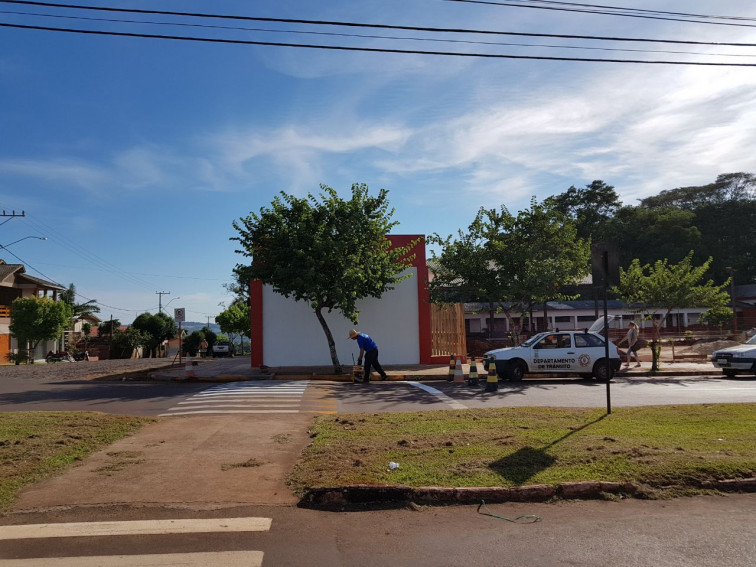 Departamento de Trânsito inicia pintura de faixa de pedestres em frente às escolas