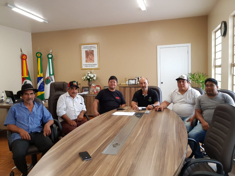 Chefe da Sesai e Lideranças indígenas visitam prefeito em exercício