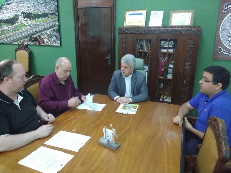 Prefeito Assina Convênios para Programas de Fomento a Agricultores Familiares de Tenente Portela