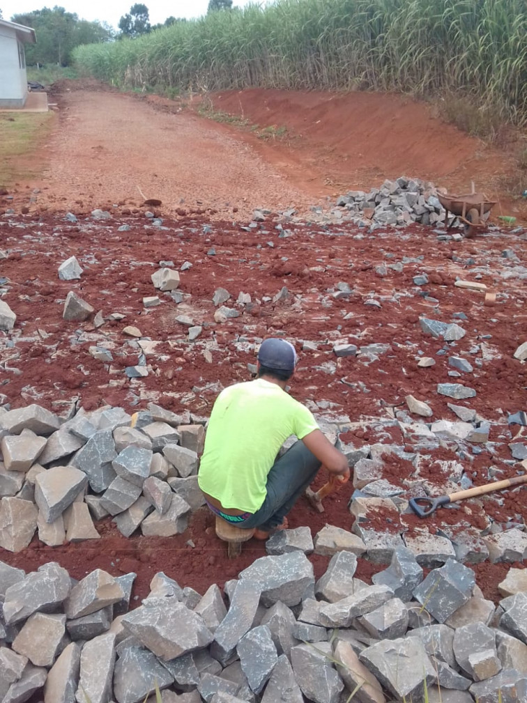 Obras de calçamento no Distrito de São Pedro estão em ritmo acelerado