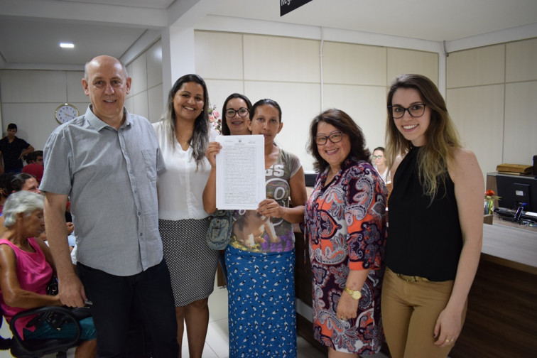 Prefeito entrega escrituras de Terrenos a moradores do Bairro São Francisco de Tenente Portela