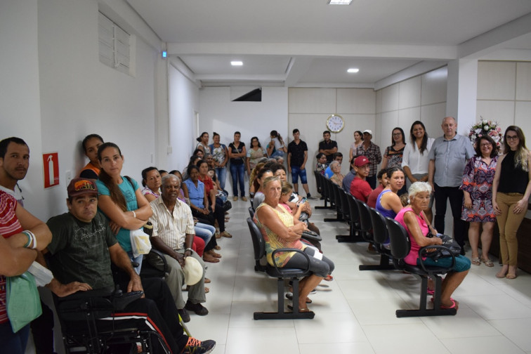 Prefeito entrega escrituras de Terrenos a moradores do Bairro São Francisco de Tenente Portela