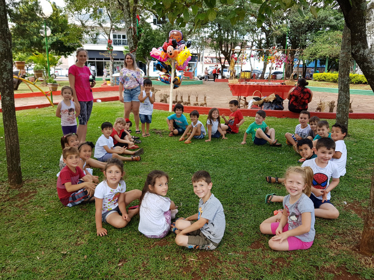 Alunos da EMEI Descobrindo o Saber de Tenente Portela Visitam praça do Índio