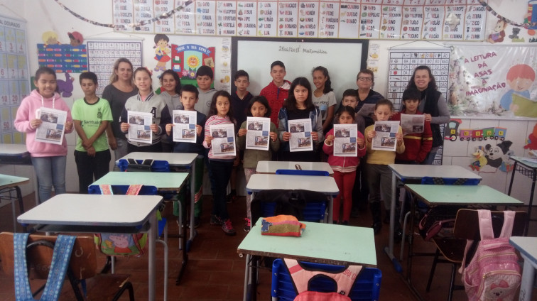 Alunos elaboram informativo escolar