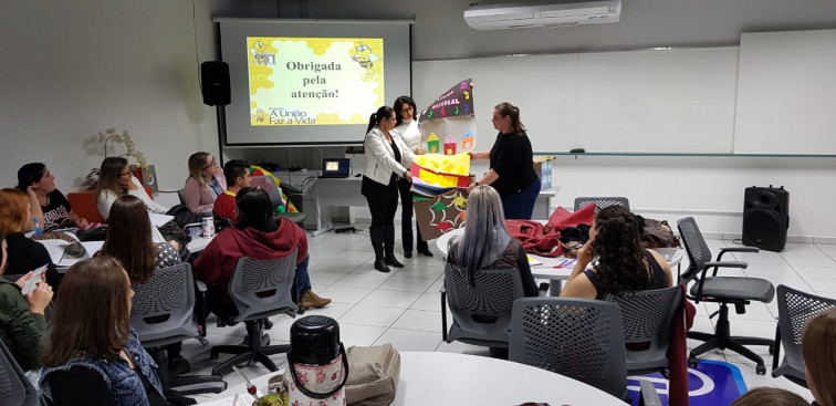Professoras compartilham experiências com alunos da UCEFF