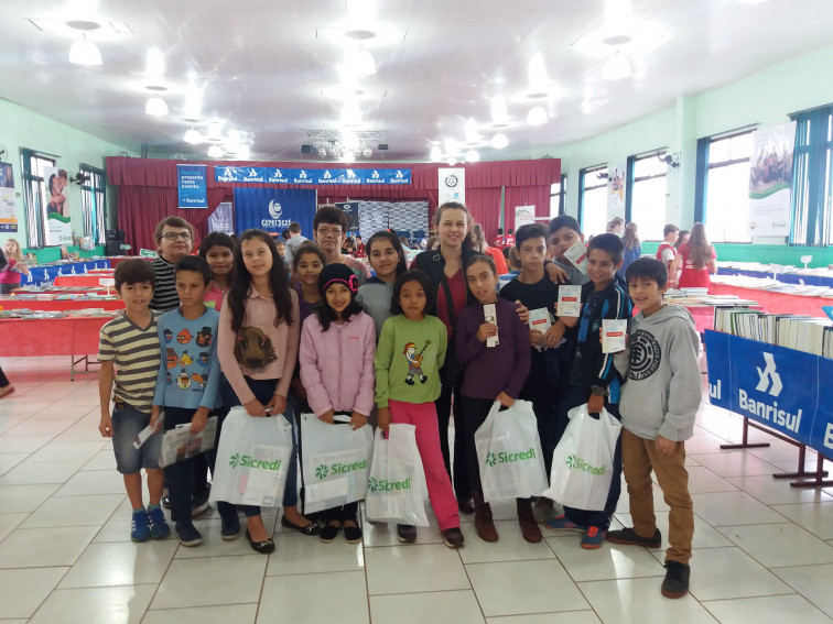 Alunos e professores da Escola Arcelino visitam feira do livro