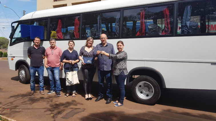 Micro-ônibus entregue ao município vem para suprir demanda na Saúde