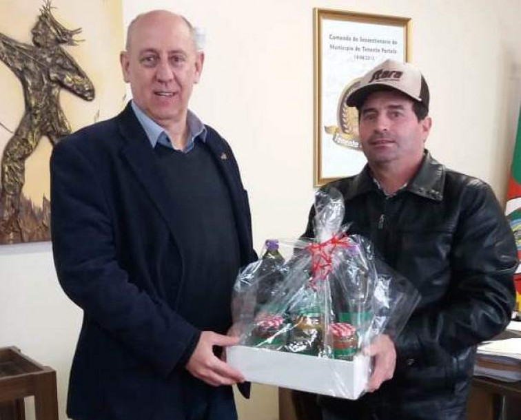 Prefeito recebe em seu gabinete a visita de proprietário de Agroindústria Familiar