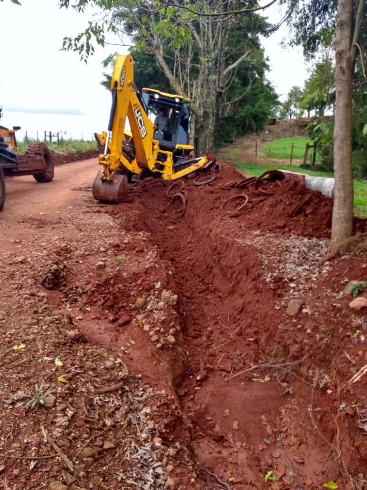 Secretaria de Desenvolvimento Rural realiza serviços de melhoria à acessos de propriedades