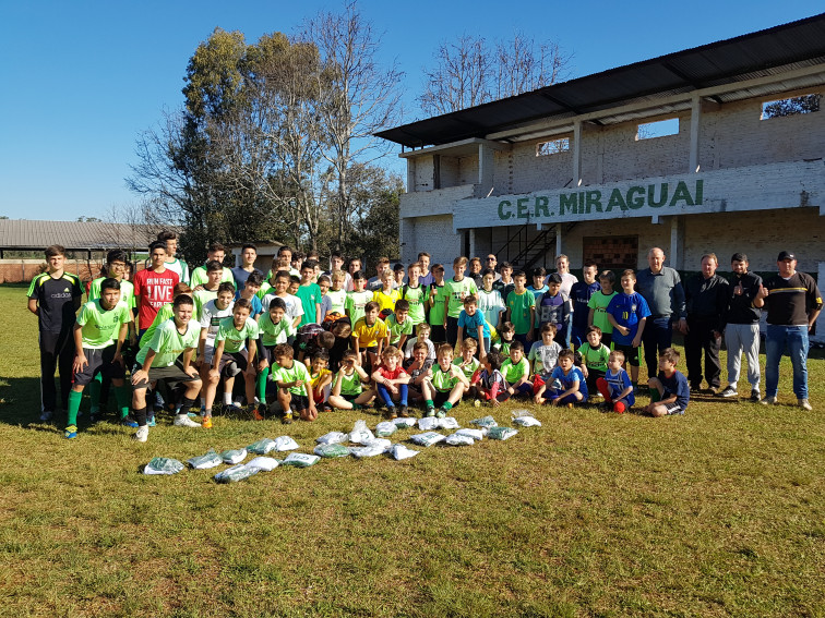 Prefeito entrega uniformes esportivos